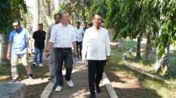 Bupati Bangkalan Lukman Hakim meninjau revitalisasi Alun-Alun Bangkalan bersama tim konsultan