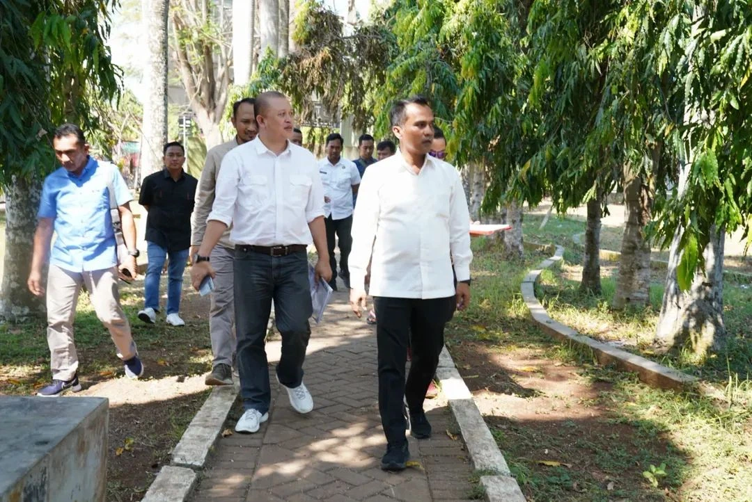 Bupati Bangkalan Lukman Hakim meninjau revitalisasi Alun-Alun Bangkalan bersama tim konsultan