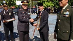 Bupati Bangkalan Lukman Hakim menerima penghargaan dari Polres Bangkalan pada HUT Bhayangkara ke-80