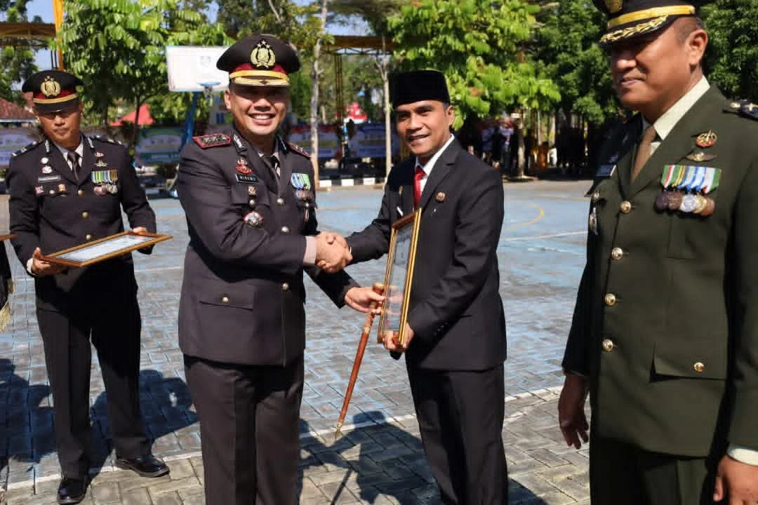 Bupati Bangkalan Lukman Hakim menerima penghargaan dari Polres Bangkalan pada HUT Bhayangkara ke-80