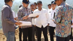 Bupati Bangkalan Lukman Hakim meninjau pembangunan Sekolah Rakyat di Desa Katol Barat Kecamatan Geger