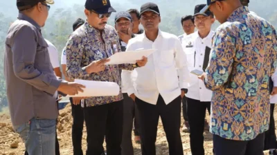 Bupati Bangkalan Lukman Hakim meninjau pembangunan Sekolah Rakyat di Desa Katol Barat Kecamatan Geger