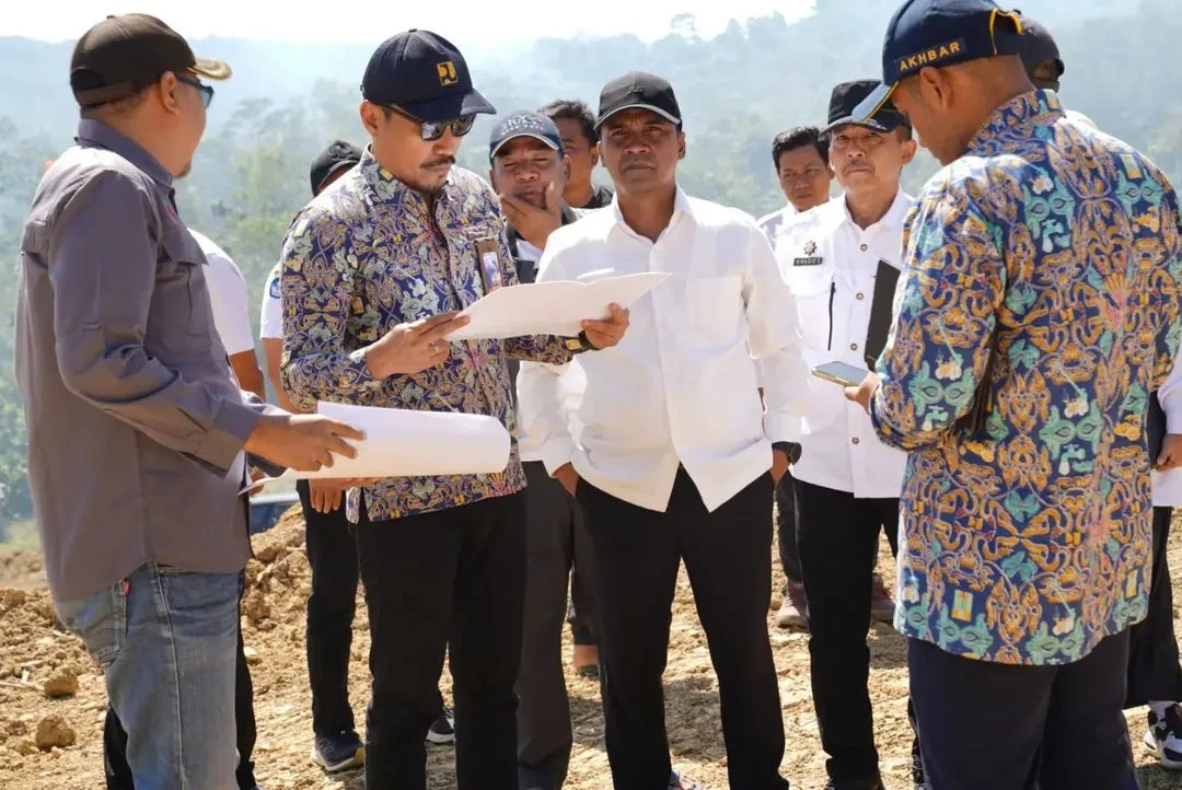 Bupati Bangkalan Lukman Hakim meninjau pembangunan Sekolah Rakyat di Desa Katol Barat Kecamatan Geger