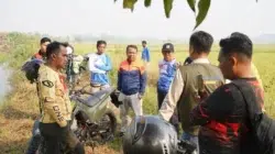 Bupati Bangkalan Lukman Hakim meninjau kondisi saluran irigasi di kawasan persawahan Kabupaten Bangkalan