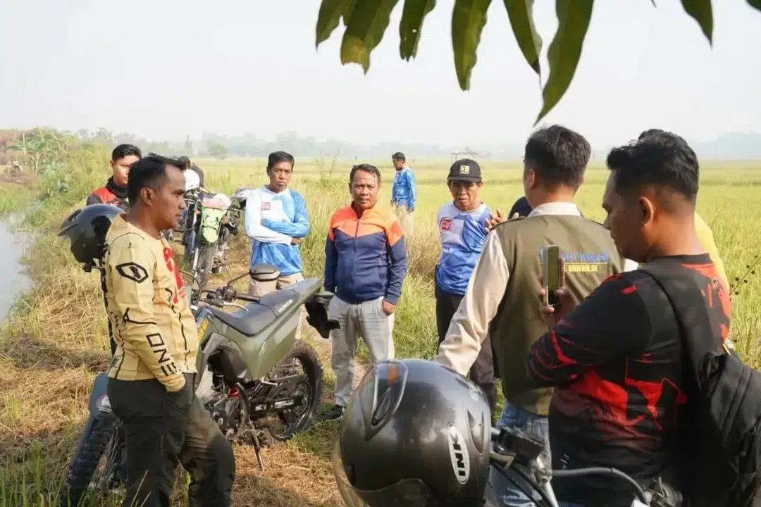 Bupati Bangkalan Lukman Hakim meninjau kondisi saluran irigasi di kawasan persawahan Kabupaten Bangkalan