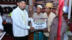 Bupati Sumenep Achmad Fauzi meluncurkan penyaluran BLT DBHCHT bagi buruh tembakau di Kecamatan Lenteng.