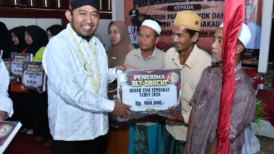 Bupati Sumenep Achmad Fauzi meluncurkan penyaluran BLT DBHCHT bagi buruh tembakau di Kecamatan Lenteng.