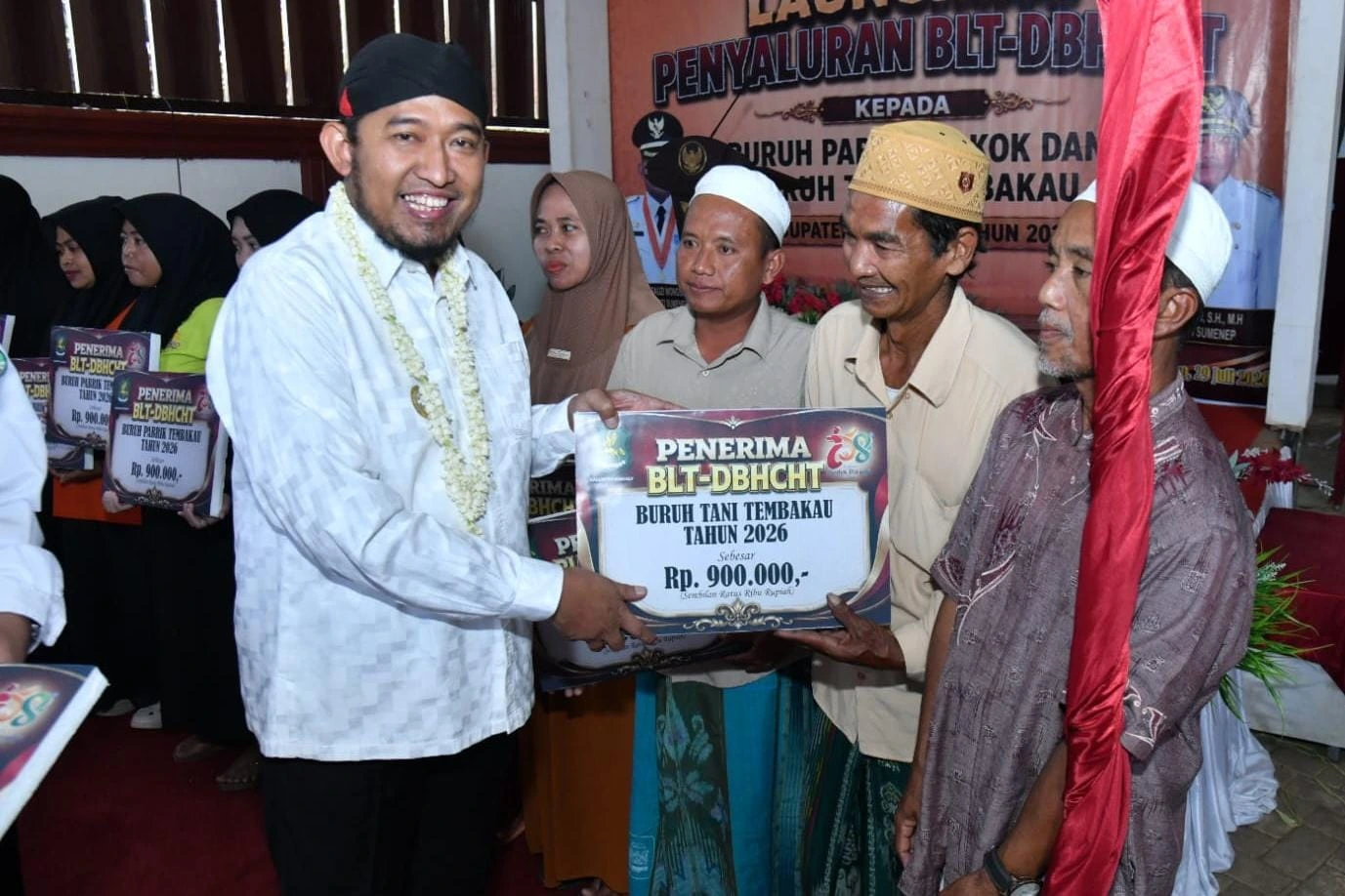 Bupati Sumenep Achmad Fauzi meluncurkan penyaluran BLT DBHCHT bagi buruh tembakau di Kecamatan Lenteng.