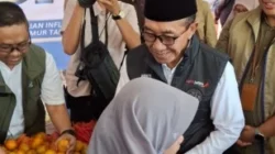 Bupati Pamekasan K.H. Kholilur Rahman saat menghadiri pasar murah di Kecamatan Larangan