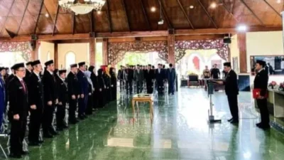 Bupati Pamekasan KH Kholilurrahman melantik enam kepala OPD baru di Pendopo Ronggosukowati