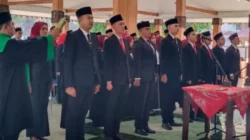 Bupati Situbondo Yusuf Rio Wahyu Prayogo melantik 68 ASN dan menyerahkan SK penugasan kepala sekolah di Pendopo Rakyat Situbondo.