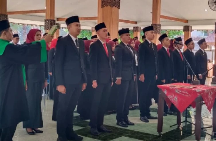 Bupati Situbondo Yusuf Rio Wahyu Prayogo melantik 68 ASN dan menyerahkan SK penugasan kepala sekolah di Pendopo Rakyat Situbondo.
