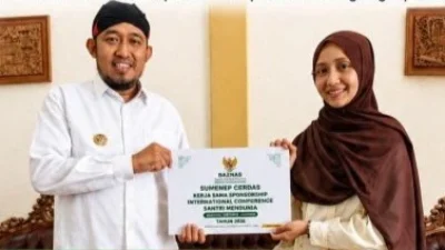 Bupati Sumenep dan Baznas memberikan bantuan kepada Naqi'ah delegasi International Conference Santri Mendunia 2026.