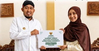 Bupati Sumenep dan Baznas memberikan bantuan kepada Naqi'ah delegasi International Conference Santri Mendunia 2026.