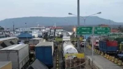 Antrean kendaraan di Pelabuhan Gilimanuk saat penyeberangan menuju Ketapang dihentikan akibat cuaca ekstrem di Selat Bali.