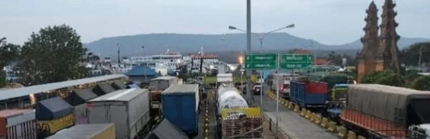 Antrean kendaraan di Pelabuhan Gilimanuk saat penyeberangan menuju Ketapang dihentikan akibat cuaca ekstrem di Selat Bali.