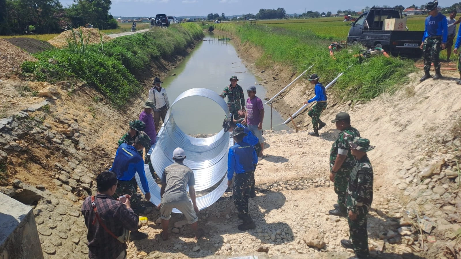 Dandim 0827 Sumenep meninjau pembangunan Jembatan Armco di Desa Babbalan