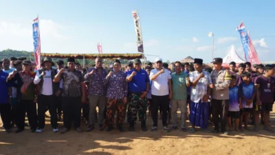 Dandim 0827 Sumenep membuka Turnamen Bola Kasti HUT ke-60 Korem 084 Bhaskara Jaya di Desa Duko