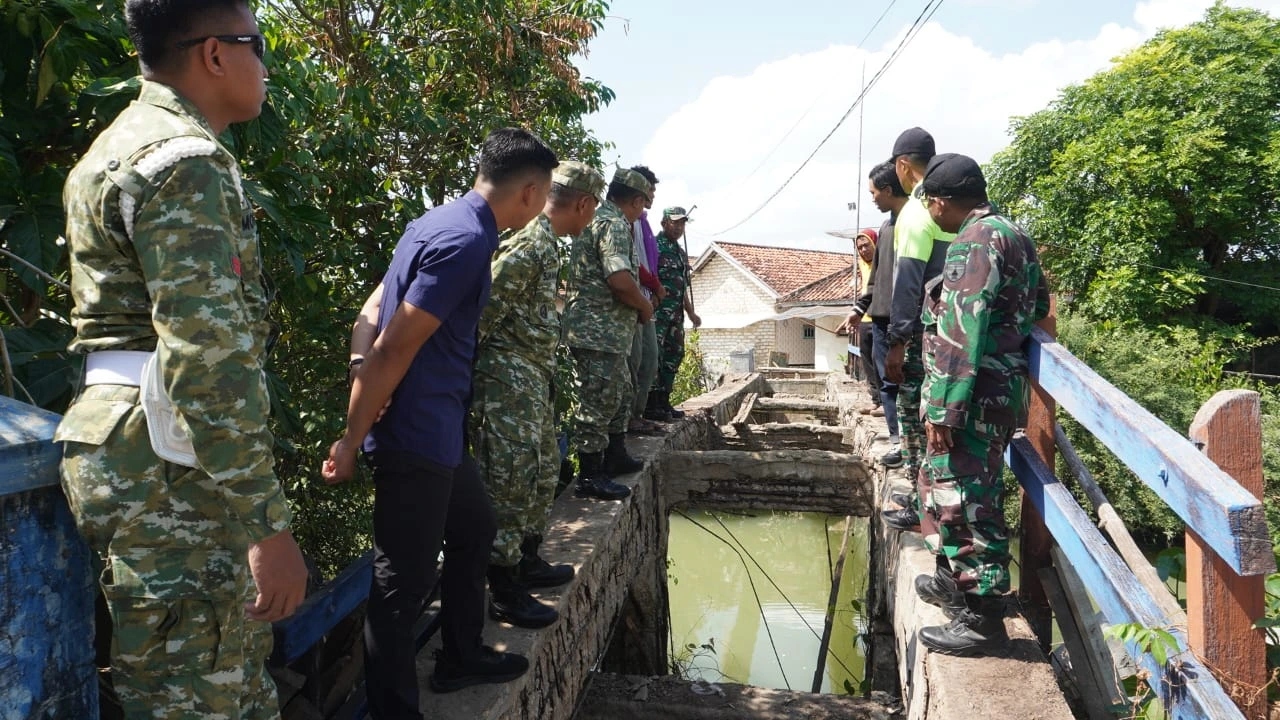 Dandim 0827 Sumenep meninjau pembangunan jembatan KBSB TNI AD di Kecamatan Gapura.