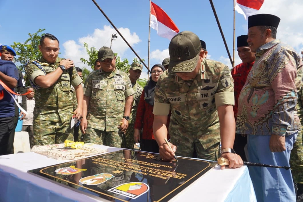 Brigjen TNI Kohir meresmikan Jembatan Perintis Garuda di Kecamatan Ambunten, Kabupaten Sumenep, sebagai akses penghubung dua desa