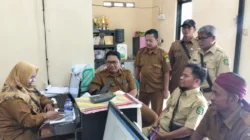 Warga Desa Kebunan Kecamatan Kota Sumenep menata bunga segar hasil budidaya untuk dipasarkan