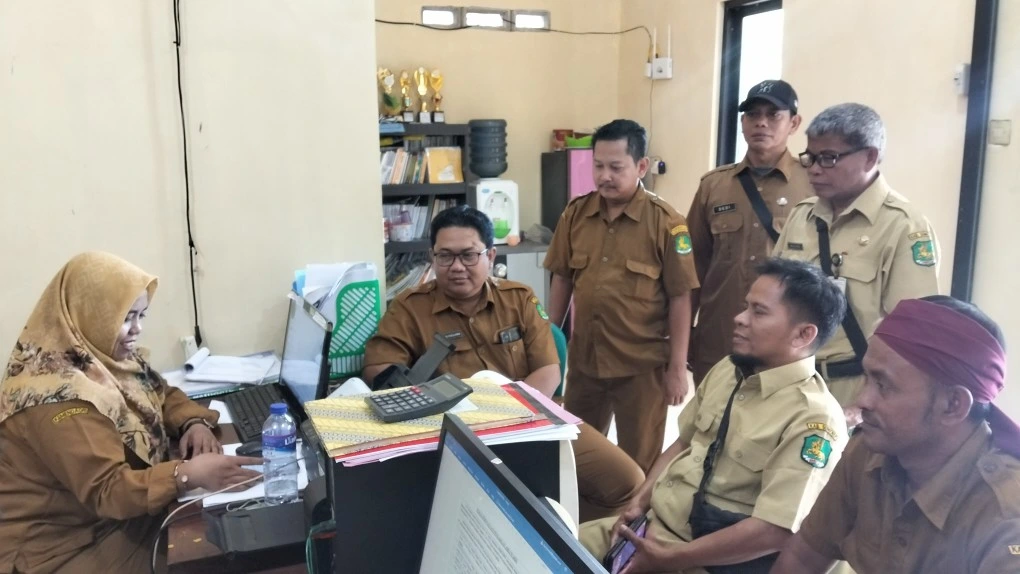 Warga Desa Kebunan Kecamatan Kota Sumenep menata bunga segar hasil budidaya untuk dipasarkan