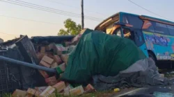Petugas mengevakuasi kendaraan usai kecelakaan beruntun akibat dugaan microsleep sopir bus di Jalan Raya Suramadu Bangkalan.