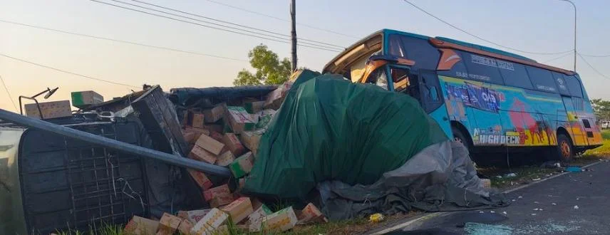 Petugas mengevakuasi kendaraan usai kecelakaan beruntun akibat dugaan microsleep sopir bus di Jalan Raya Suramadu Bangkalan.