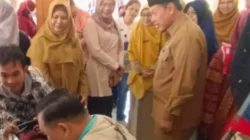 Petugas Dinkes Situbondo melaksanakan khitanan massal gratis bagi anak-anak di Pendopo Rakyat Situbondo.