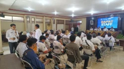 Rapat staf Diskominfo Kabupaten Sumenep membahas evaluasi kinerja dan peningkatan disiplin pegawai
