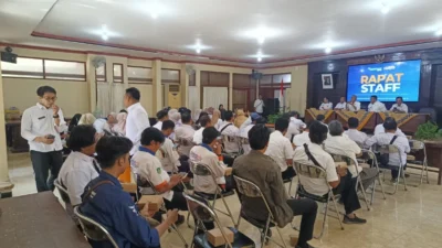 Rapat staf Diskominfo Kabupaten Sumenep membahas evaluasi kinerja dan peningkatan disiplin pegawai