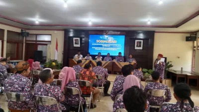 Sekretaris Diskominfo Kabupaten Sumenep Muhammad Nurdin membuka Sosialisasi Komisi Informasi dan Workshop PPID OPD di Sumenep.