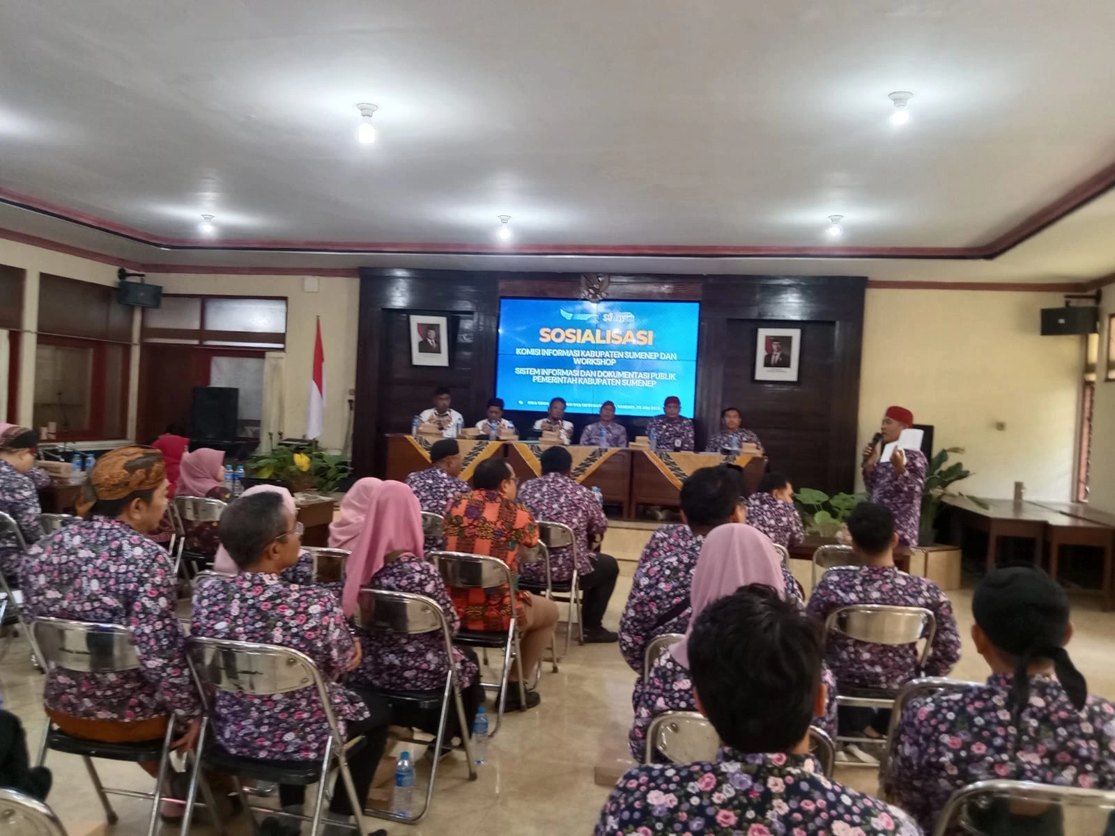 Sekretaris Diskominfo Kabupaten Sumenep Muhammad Nurdin membuka Sosialisasi Komisi Informasi dan Workshop PPID OPD di Sumenep.