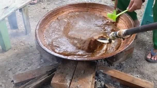 Dodol Madura dalam tradisi ter-ater bulan Syafar sebagai budaya berbagi makanan masyarakat Madura