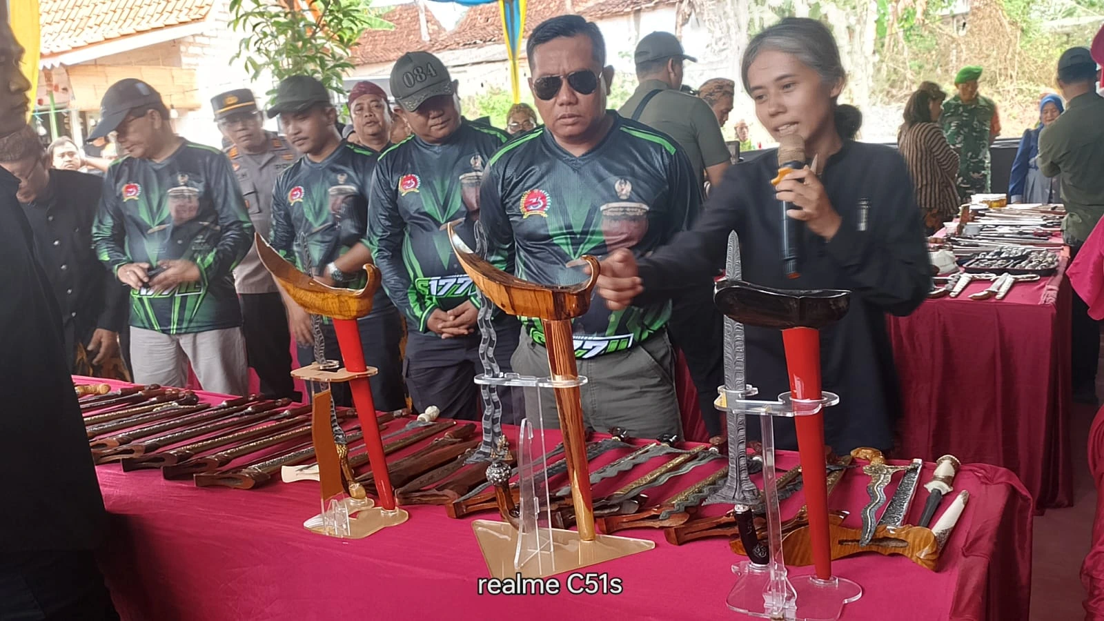 Festival Keris di Desa Wisata Aengtongtong Sumenep menampilkan karya empu keris sebagai bagian dari peringatan HUT ke-60 Korem 084/Bhaskara Jaya