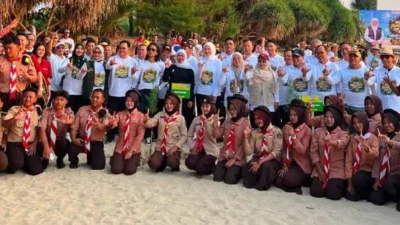 Khofifah, Bupati Tuban, dan Kaka Slank menanam mangrove pada Festival Mangrove Jawa Timur ke-10 di Pantai Panduri Tuban.