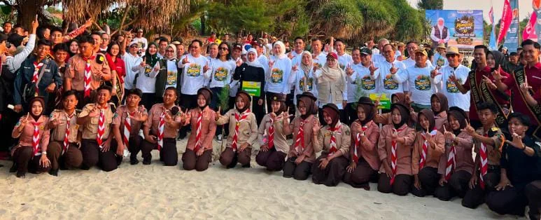 Khofifah, Bupati Tuban, dan Kaka Slank menanam mangrove pada Festival Mangrove Jawa Timur ke-10 di Pantai Panduri Tuban.