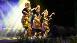 Penampilan Sanggar Tarib Tarara pada Festival Seni Tradisi Bangkalan 2026 di Pendopo Agung Bangkalan.