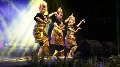 Penampilan Sanggar Tarib Tarara pada Festival Seni Tradisi Bangkalan 2026 di Pendopo Agung Bangkalan.