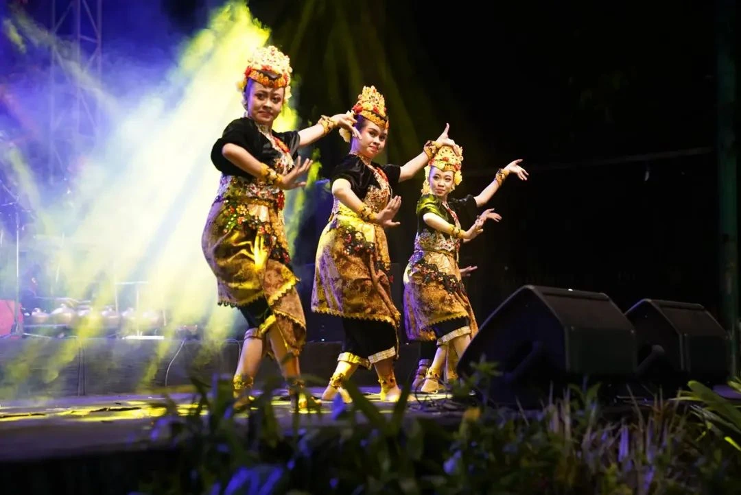 Penampilan Sanggar Tarib Tarara pada Festival Seni Tradisi Bangkalan 2026 di Pendopo Agung Bangkalan.