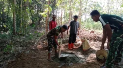 TNI dan warga melakukan pengecoran pondasi Jembatan KBSB di Desa Matanair Kecamatan Rubaru Kabupaten Sumenep