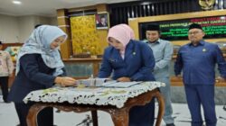 Rapat Paripurna DPRD Situbondo membahas LKPJ APBD 2025 dan mengesahkan tiga Perda inisiatif. DPRD Situbondo Bahas LKPJ APBD 2025, Tiga Perda Inisiatif Resmi Disahkan