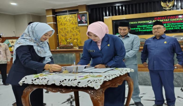 Rapat Paripurna DPRD Situbondo membahas LKPJ APBD 2025 dan mengesahkan tiga Perda inisiatif. DPRD Situbondo Bahas LKPJ APBD 2025, Tiga Perda Inisiatif Resmi Disahkan