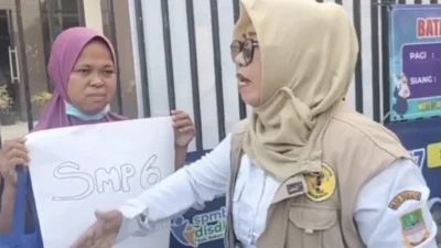 Aksi protes orangtua calon siswa di SMPN 6 Tambun Utara Kabupaten Bekasi terkait hasil SPMB 2026.