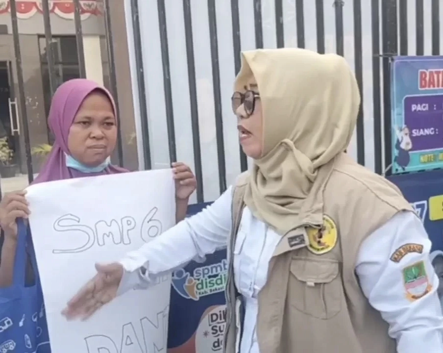 Aksi protes orangtua calon siswa di SMPN 6 Tambun Utara Kabupaten Bekasi terkait hasil SPMB 2026.