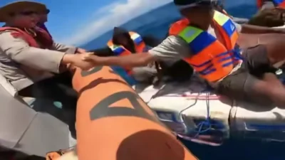 Tim SAR gabungan menyelamatkan enam ABK KM Genius yang tenggelam di perairan utara Buleleng, Bali