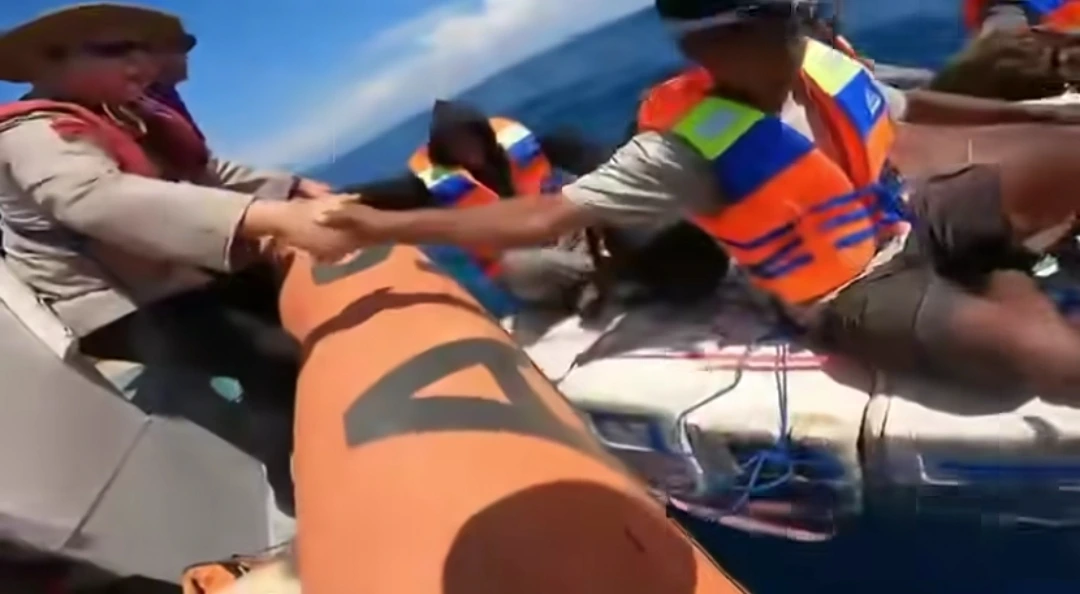 Tim SAR gabungan menyelamatkan enam ABK KM Genius yang tenggelam di perairan utara Buleleng, Bali