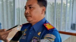 Petugas KSOP memantau pelayaran di Pelabuhan Panarukan saat BMKG memperingatkan potensi gelombang tinggi di perairan Madura.