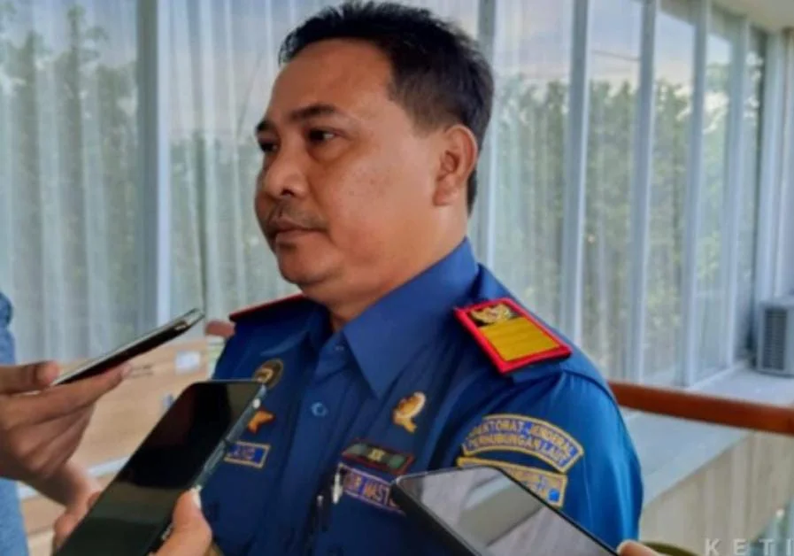 Petugas KSOP memantau pelayaran di Pelabuhan Panarukan saat BMKG memperingatkan potensi gelombang tinggi di perairan Madura.