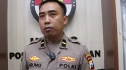 Evakuasi penumpang kapal nelayan yang bocor di perairan Bangkalan oleh Satpolairud Polres Bangkalan.